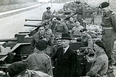 Prezydent Raczkiewicz odwiedza 1 Dywizję Pancerną.