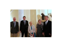 Od Lewej: Marek Zieliński, konsul Mateusz Stąsiek, Magda Kapuścińska, Iwona Korga, Andrzej Pelc