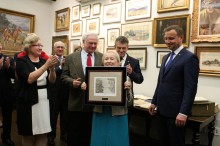 Prezydent Andrzej Duda przekazuje Instytutowi obraz z wizerunkiem Belwederu