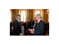 Zbigniew Gluza otzrymuje medal Instytutu