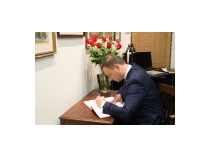 Prezydent RP Andrzej Duda wpisał się do księgi pamiątkowej.